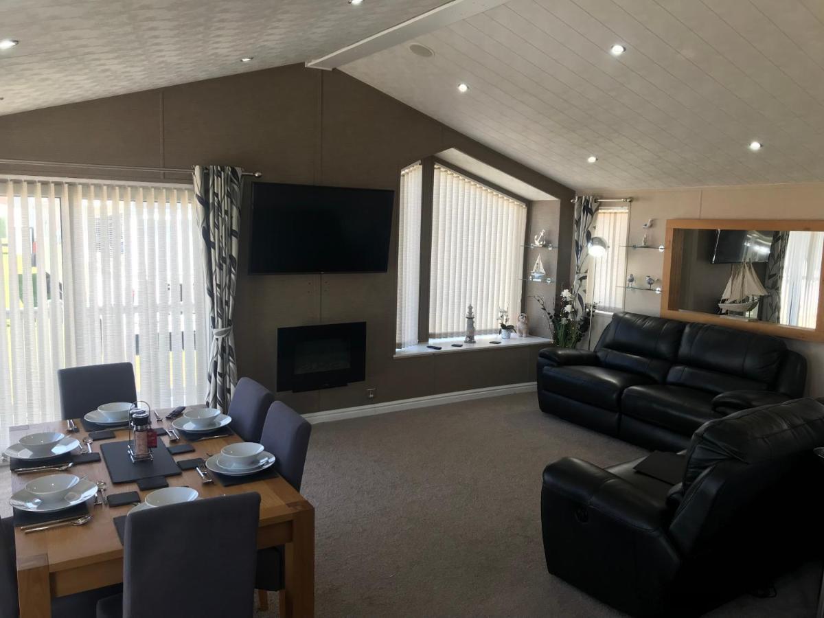 Hot Tub Accommodation North Wales Lodge Rhyl Exteriör bild