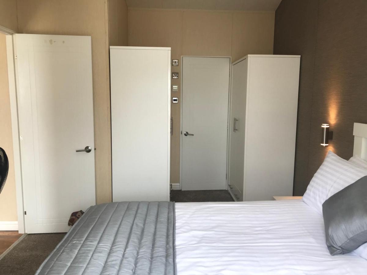Hot Tub Accommodation North Wales Lodge Rhyl Exteriör bild