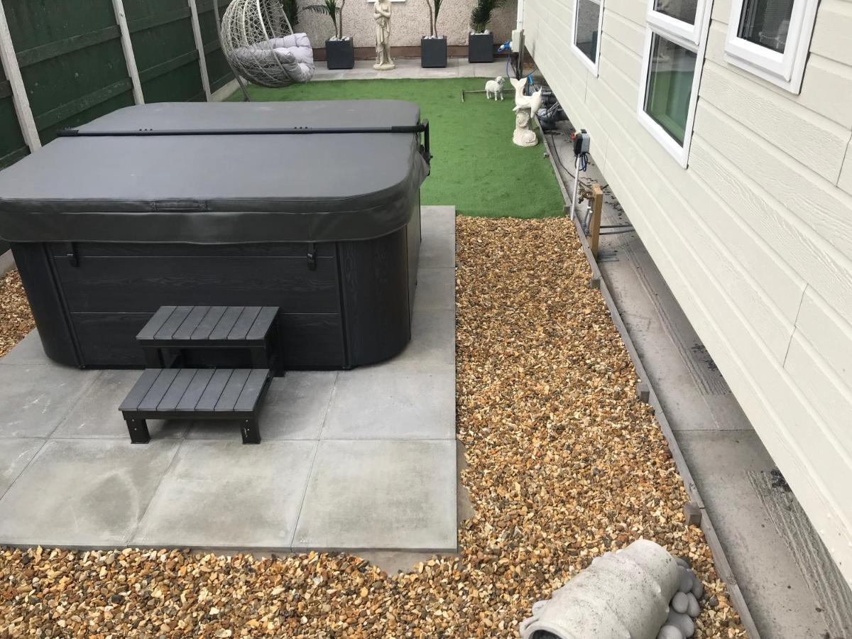 Hot Tub Accommodation North Wales Lodge Rhyl Exteriör bild